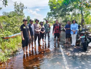 Bersinergi, Bhabinkamtibmas Petuk Katimpun Cek Genangan Air dengan Unsur Pemerintahan  