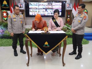 Serah Terima Ibu Asuh Polwan Polda Kalteng, Ini Pesan Ibu Irene Iwan Kurniawan