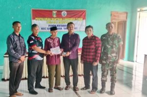 Kakon Kuta Dalom, Tri Eka Saputra, Serahkan Dana BLT DD Ke 11 Kpm.