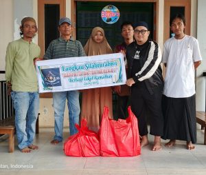 LSKH ( Langkau Seni Kapuas hulu ) berbagi takjil bertemakan “DARI KITA UNTUK MEREKA”