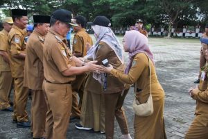 Bupati Seruyan Bertindak Sebagai Pembina Apel Gabungan Sekaligus Menyelenggarakan  Acara Halal Bihalal Di Halaman Kantor Bupati Seruyan