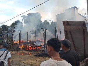 RUMAH DAN MOBIL MILIK WARGA DESA TUBANG BAI LUDES DI LAHAB SI JAGO MERAH
