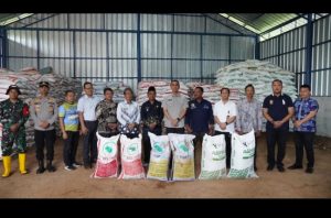 Bantu Petani Sawit, Bupati Muchendi Salurkan Sarpras dari BPDPKS Senilai 11,9 Miliar