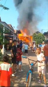 Kebakaran di Desa Landur Kecamatan Pendopo induk Kabupaten Empat Lawang Sumatera Selatan menghanguskan 7 buah rumah