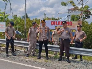 Imbau Masyarakat, Satgas Bina Karuna Polda Kalteng Pasang Baliho Setop Karhutla di Dekat Jembatan Bukit Rawi