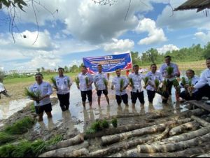Dukung Asta Cita Presiden, Kakanwil Ditjenpas Kalteng Laksanakan Penanaman Padi Perdana di Lahan Ketahanan Pangan Rutan Kuala Kapuas