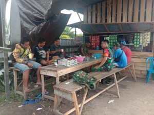 Babinsa Koramil 1015-03/MB Ketapang Ciptakan Keakraban dengan Warga Binaan Melalui Komsos