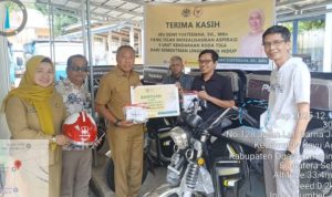 DLH OKI Terima Bantuan Kendaraan Pengangkut Sampah dari Pokir Legislator DPR RI