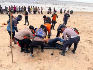 Penemuan mayat korban tenggelam di pantai bakau