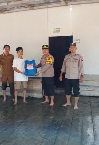 KAPOLSEK HANAU IPTU FIRMAN AMIR, S.H., M.H SERAHKAN BANSOS KEPADA 8 ORANG WARGA DESA TANJUNG PARI YANG TERKENA DAMPAK BANJIR