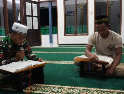 Hangatnya Ramadhan, Satgas TMMD Reguler ke-127 Tadarus Al-Qur’an Bersama Warga Mushola Mudalil Muttakin 