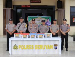 RAMADHAN BERKAH: KASAT BINMAS POLRES SERUYAN BAGIKAN SEMBAKO UNTUK WARGA KUALA PEMBUANG II