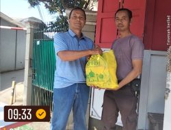 Rutinitas Menjelang Lebaran, Bendahara RT 01 RW 029 Bekasi Berbagi Bingkisan untuk Petugas Keamanan